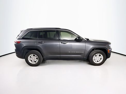 Used 2023 Jeep Grand Cherokee Laredo image 2