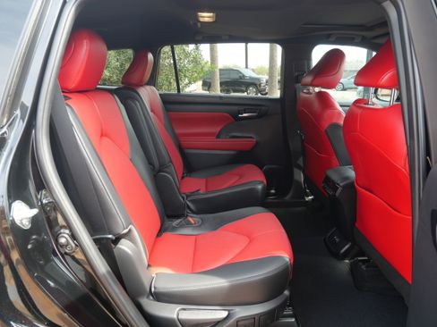 Used 2023 Toyota Highlander XSE image 11