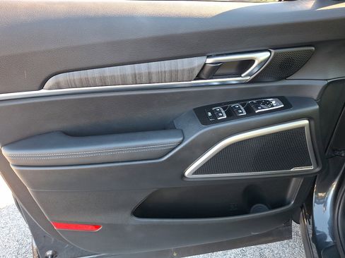 Used 2024 Kia Telluride EX w/ EX Captain's Chair Package image 13