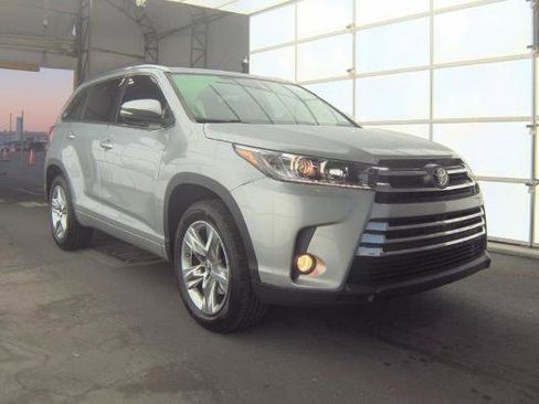 Used 2018 Toyota Highlander Limited image 3
