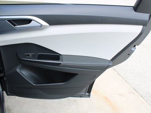 Certified 2025 Volkswagen Taos SE AWD/4WD image 23