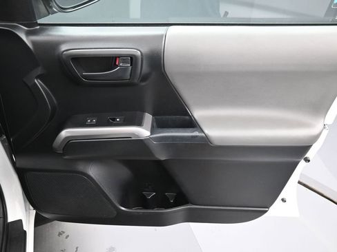 Certified 2022 Toyota Tacoma SR5 AWD/4WD image 31