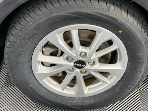 Used 2024 Kia Carnival LX FWD image 11