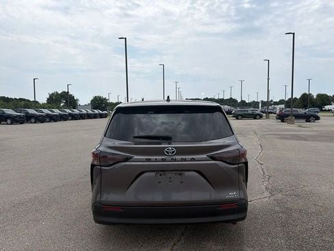 Certified 2023 Toyota Sienna XLE FWD image 17