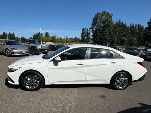 Used 2025 Hyundai Elantra Hybrid FWD image 5