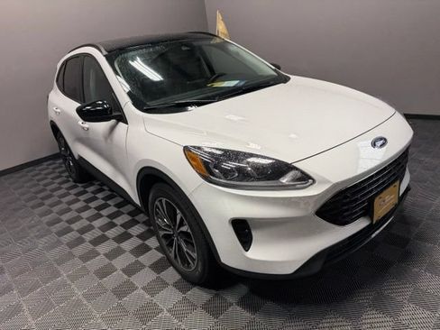 Used 2022 Ford Escape SE w/ SE Sport Appearance Package AWD/4WD image 2