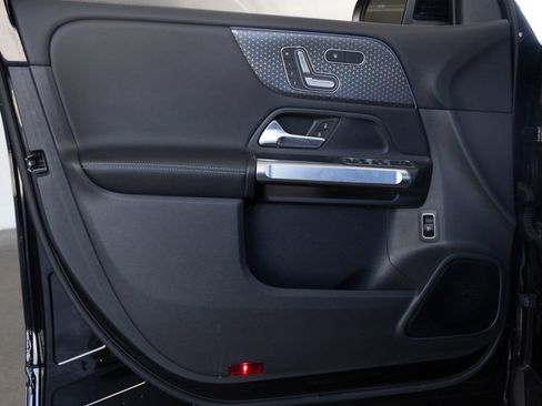 Used 2025 Mercedes-Benz GLB 250 image 12