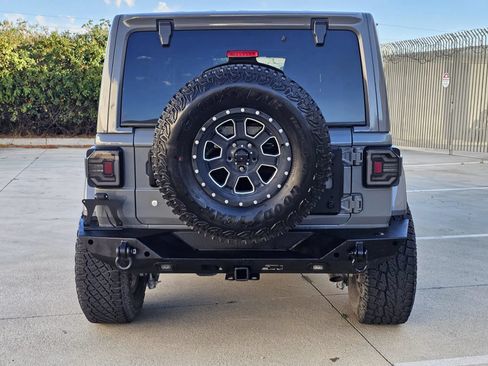 Used 2018 Jeep Wrangler Unlimited Sahara AWD/4WD image 6