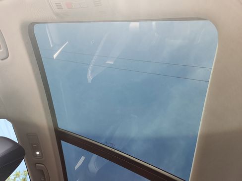 Used 2022 Volkswagen Tiguan SE image 14