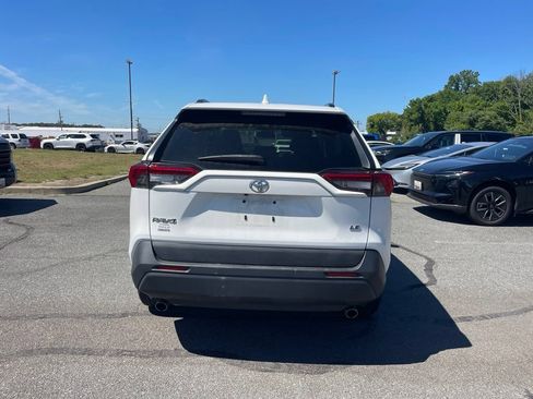 Used 2019 Toyota RAV4 LE FWD image 4