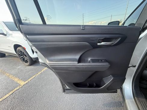 Used 2021 Toyota Highlander XLE FWD image 18