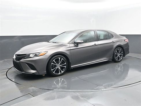 Used 2020 Toyota Camry SE image 1