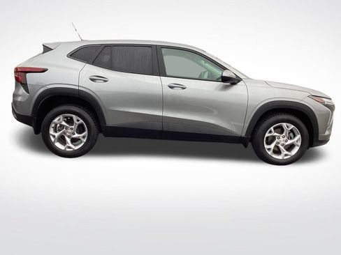 Used 2024 Chevrolet Trax LS w/ LS Convenience Package FWD image 11