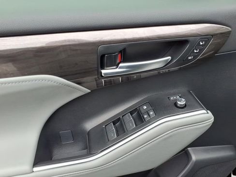 New 2026 Toyota Highlander Limited image 10