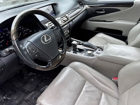 Used 2013 Lexus LS 460 w/ Comfort Pkg RWD image 10