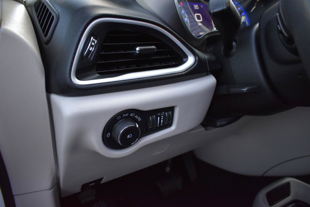 Used 2022 Chrysler Pacifica Touring-L FWD image 42