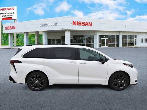 Used 2023 Toyota Sienna XSE image 5