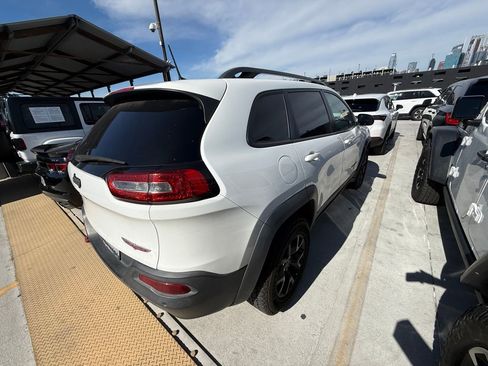 Used 2018 Jeep Cherokee Trailhawk image 2