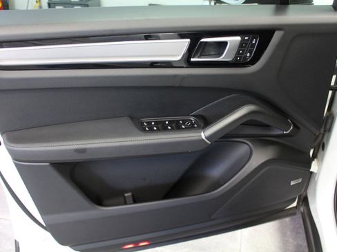 Used 2022 Porsche Cayenne Platinum Edition AWD/4WD image 19