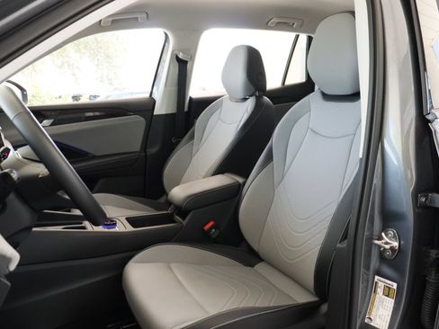 Certified 2025 Volkswagen Tiguan SE FWD image 10