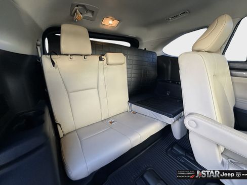 Used 2024 Toyota Highlander Limited FWD image 34