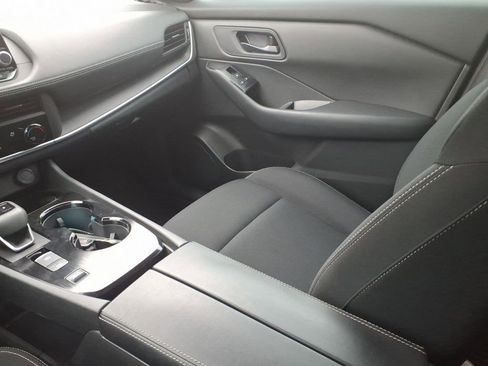 Used 2025 Nissan Rogue S image 12