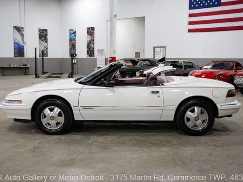 Used 1990 Buick Reatta Base 2dr Convertible image 4