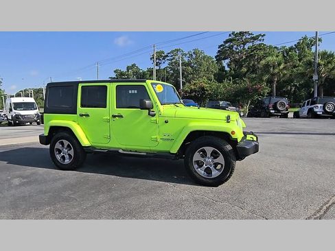 Used 2016 Jeep Wrangler Unlimited Sahara w/ Connectivity Group AWD/4WD image 36