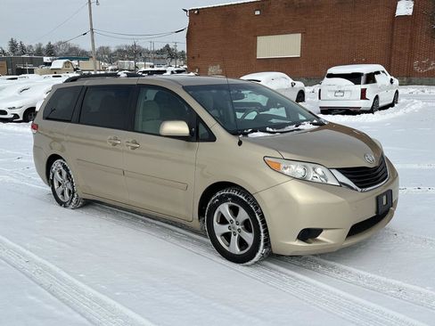Used 2012 Toyota Sienna LE image 2