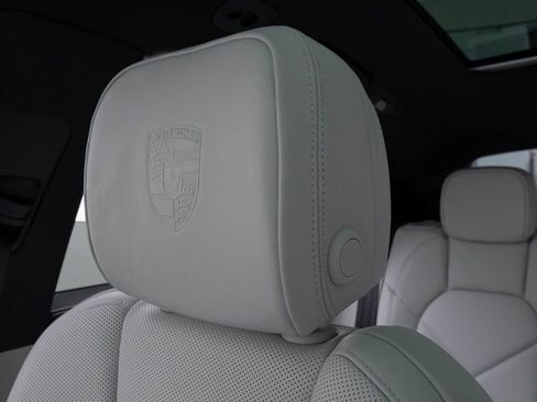 Used 2023 Porsche Macan image 16