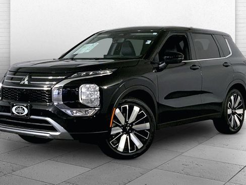 Used 2025 Mitsubishi Outlander SE image 12