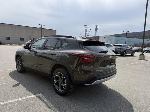 Used 2024 Chevrolet Trax LT w/ LT Convenience Package image 5