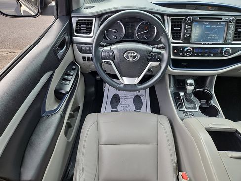 Used 2016 Toyota Highlander XLE image 11