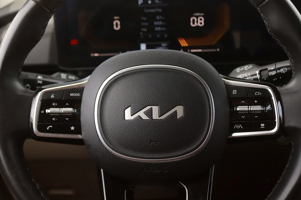 Used 2025 Kia Carnival FWD image 18