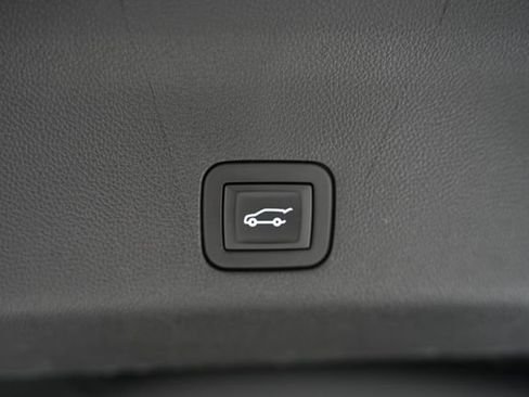 Used 2025 Chevrolet Tahoe Premier AWD/4WD image 12