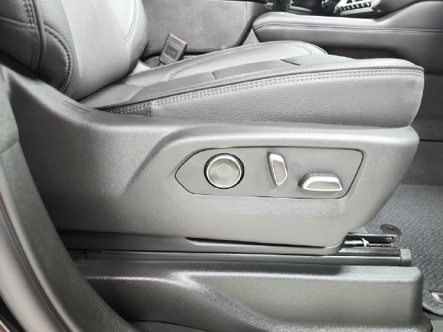 Used 2025 GMC Yukon Denali AWD/4WD image 39