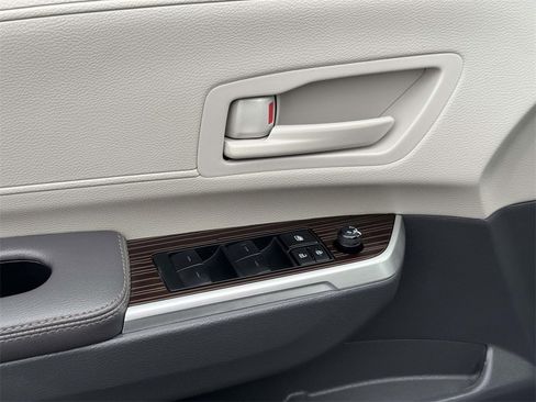 Used 2024 Toyota Sienna LE image 18