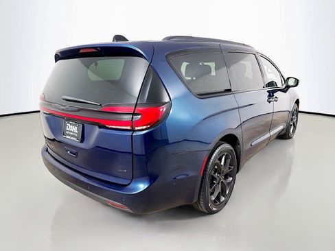 Used 2023 Chrysler Pacifica Touring-L w/ S Appearance Package AWD/4WD image 13