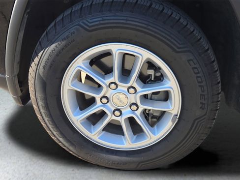 Used 2019 Jeep Grand Cherokee Laredo image 19