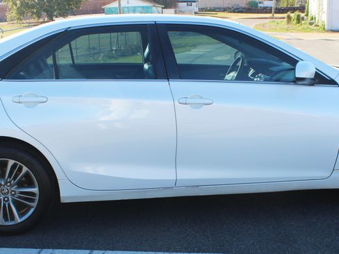 Used 2017 Toyota Camry SE w/ Moonroof Package image 9