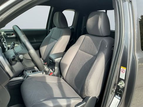 Used 2018 Toyota Tacoma TRD Sport image 10