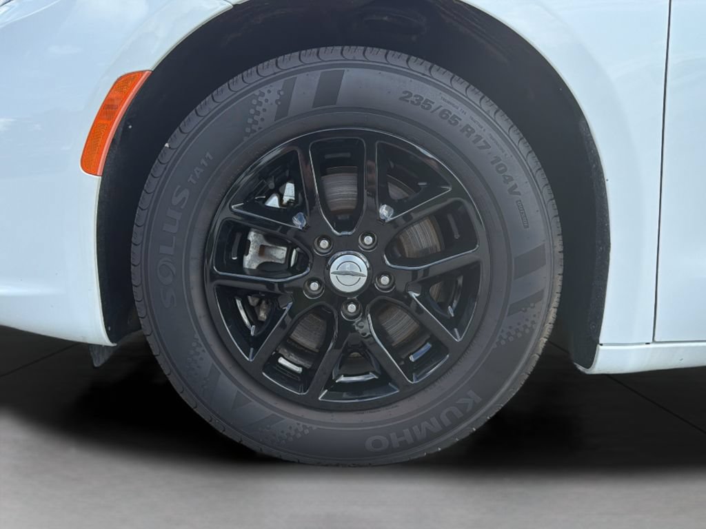 Used 2023 Chrysler Pacifica Touring-L FWD image 25