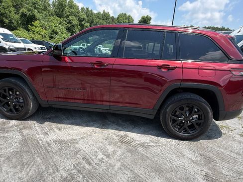 Certified 2025 Jeep Grand Cherokee Altitude AWD/4WD image 11