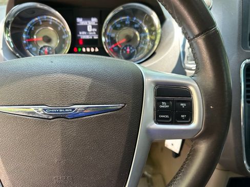 Used 2015 Chrysler Town & Country Touring FWD image 20