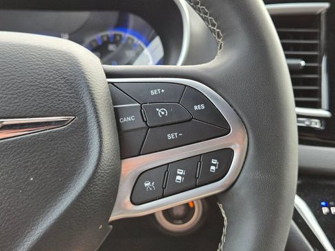 Used 2025 Chrysler Pacifica Select FWD image 29