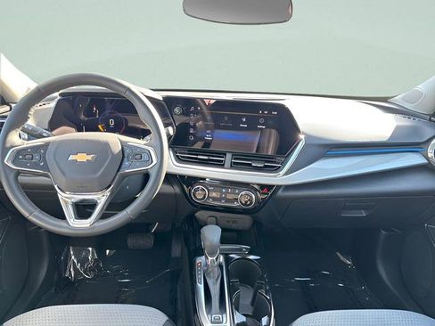 Used 2025 Chevrolet Trax LT w/ LT Convenience Package image 10