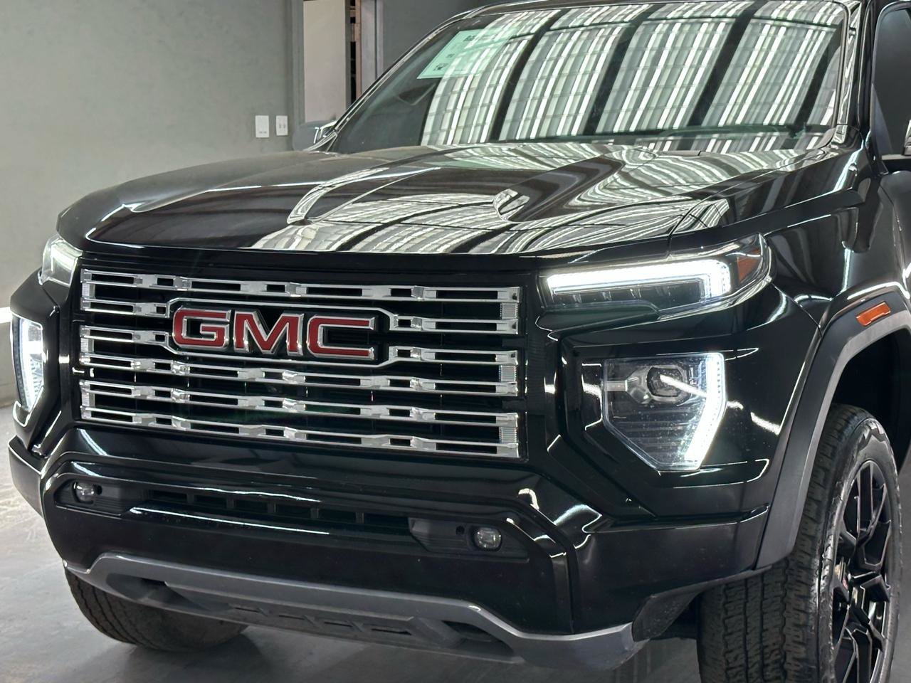 Used 2024 GMC Canyon Denali AWD/4WD image 4