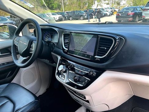 Used 2023 Chrysler Pacifica Touring-L FWD image 14