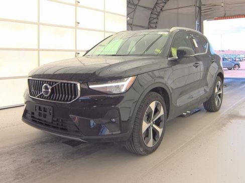 Certified 2025 Volvo XC40 B5 Plus image 2