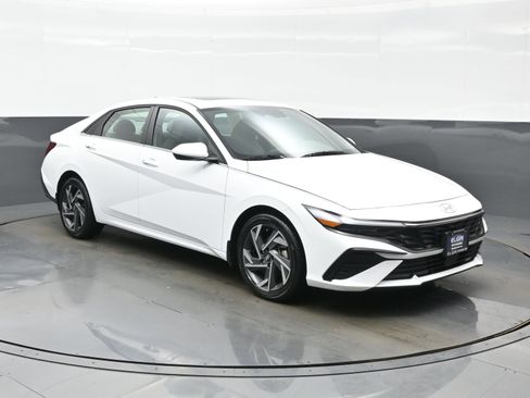 Certified 2025 Hyundai Elantra SEL FWD image 8